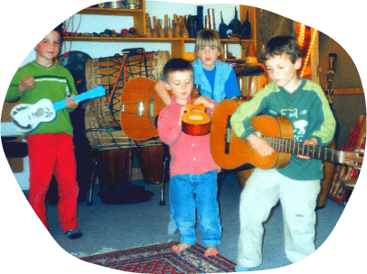 Kinder musizieren und haben Spaß beim MusikZirkus