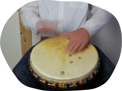 Djembe wird getrommelt