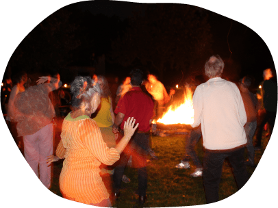 Menschen tanzen bei der Trommel Feuer Tanznacht um ein Feuer