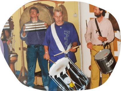 Ein alter Bild von einer Percussion Gruppe mit Bernhard Gedrat