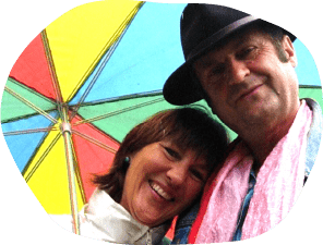 Bernhard Gedrat und Angela Johann-Gedrat stehen unter einem bunten Regenschirm